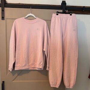 ALO Yoga women’s Light Pink Sweatpants & Joggers Set